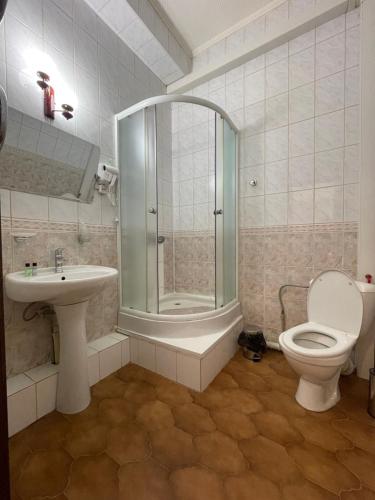 阿斯塔纳Belon Land的浴室配有卫生间、淋浴和盥洗盆。