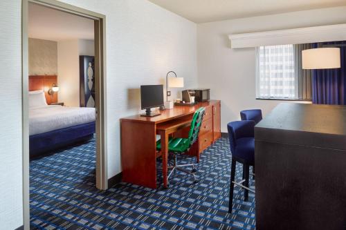 阿林顿阿灵顿水晶城/里根国家机场万怡酒店的酒店客房配有书桌和床。