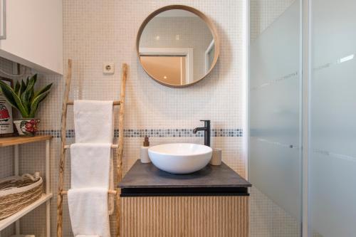 马德里Fee4Me Vallés 6的一间带碗水槽和镜子的浴室