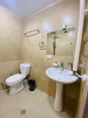 库塔伊西HOTEL SUNRISE的浴室配有白色水槽和卫生间。