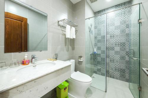 土龙木市The Green House - Serviced Apartment的一间带水槽、卫生间和淋浴的浴室