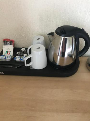 福耶斯福耶斯鲁斯特酒店的茶壶和黑盘上的杯子