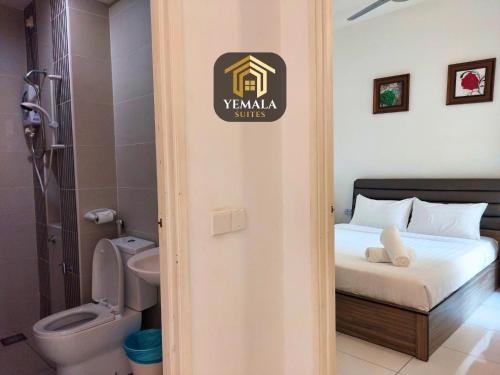 新山Yemala Suites at Skyloft - Johor的客房设有一张床和一间带卫生间的浴室