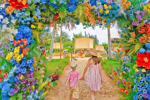 三亚三亚香格里拉（水上乐园+萌宠乐园）的穿过花卉园的女人和孩子