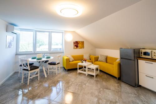 ŽirovnicaAparthouse Jana Breg的客厅配有黄色的沙发和桌子