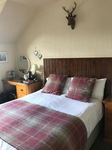 福耶斯福耶斯鲁斯特酒店的卧室配有一张带鹿头的墙壁床。