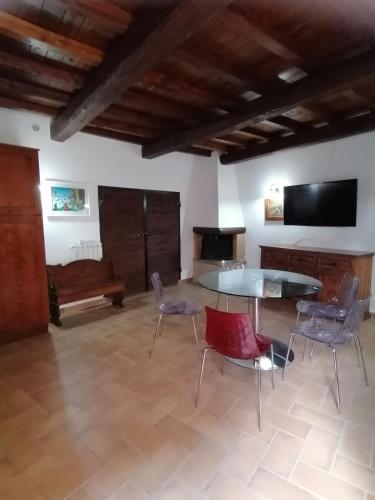 龙奇廖内La Marchesina的客厅配有桌椅和电视。
