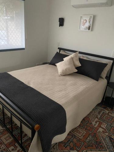 贝尔拉拉Sylvan Seas的一张配有黑白床单和枕头的床