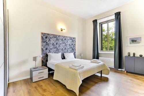 米兰Appartamento Napoli 25 - Affitti Brevi Italia的白色的卧室设有床和窗户
