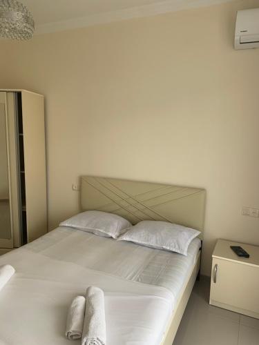 科布列季Kobuleti 424的卧室配有白色的床和2条毛巾