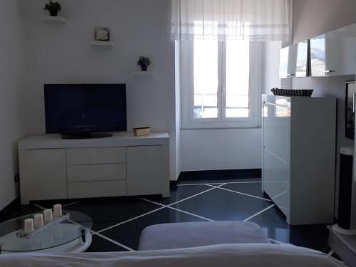 热那亚APPARTAMENTI IN GENOVA DALLO ZIO 150 mq的客厅配有带电视的梳妆台和电视机