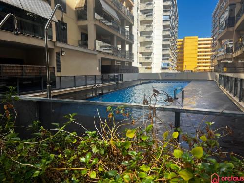 奥罗佩萨德尔马La Terrace的一座位于高楼城市的游泳池