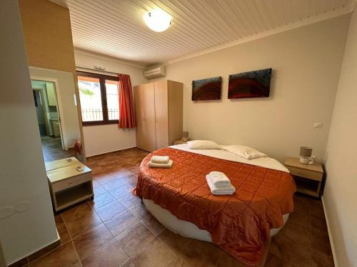 VavkeríLefkada Villas - Cheloni Villa Vafkeri的一间卧室配有一张大床和两条毛巾