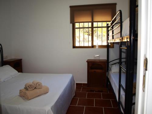科尔多瓦CASA RURAL TRIGUEROS的卧室配有2条毛巾,位于床上