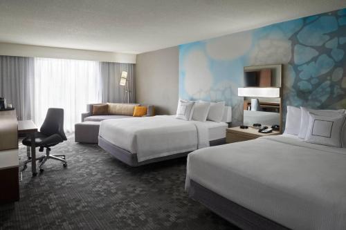 多伦多多伦多机场万怡酒店的酒店客房配有两张床和一张书桌
