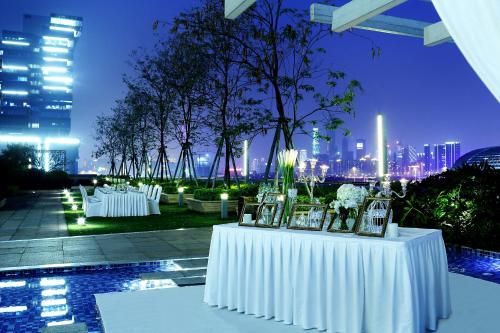 广州广州南丰朗豪酒店的屋顶上一张桌子,上面有白色的桌布和蜡烛