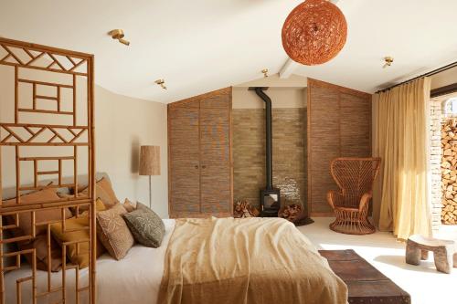 雷岛林滩Maisons 322 - La Lumineuse的一间卧室设有一张大床和一个壁炉
