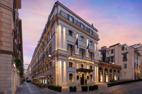 罗马罗马英格兰酒店 - 星际酒店集团的黄昏时在城市里建起一座有照明的建筑