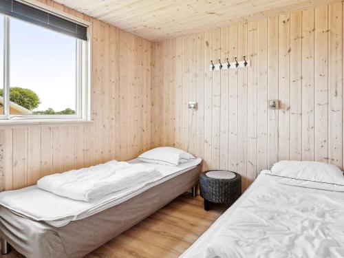 博恩瑟Holiday home Bogense XLII的带窗户的客房内的两张床