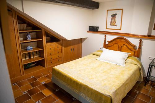 塞内斯德拉韦加Casa Armonía的一间卧室配有一张床和一个木制橱柜