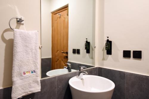 锡卡都LOKAL Rooms x Skardu (Mountain View)的一间带水槽和镜子的浴室