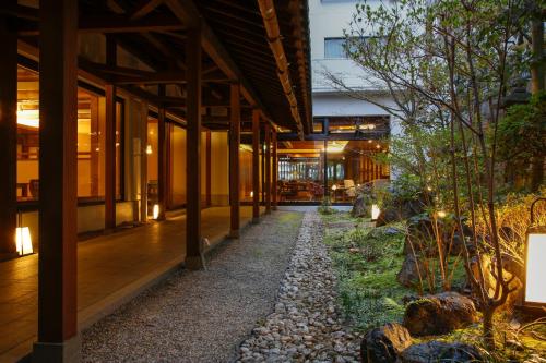 奈良萨若萨瓦吉吉田屋酒店的中间有走道的建筑