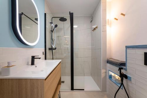 阿尔么丽亚Los acantilados的带淋浴、盥洗盆和镜子的浴室