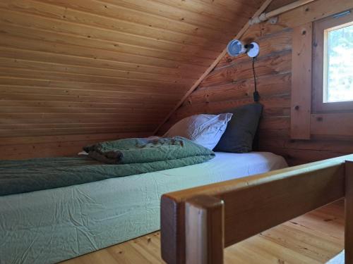 海门林纳Rantamökki Naava的小木屋内一间卧室,配有两张床