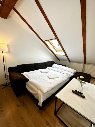 哥廷根2-Zimmer im Herzen von Göttingen的一间卧室配有一张大床和一张桌子