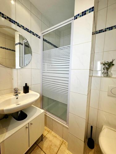 哥廷根2-Zimmer im Herzen von Göttingen的白色的浴室设有水槽和镜子