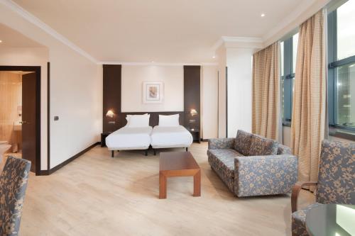 奥维多埃克奥维耶多中心酒店的客厅配有沙发和椅子
