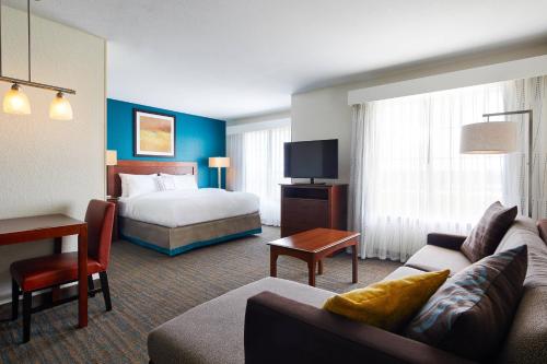 基林Residence Inn by Marriott Killeen的酒店客房设有床和客厅。