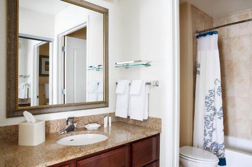 基林Residence Inn by Marriott Killeen的一间带水槽、镜子和卫生间的浴室