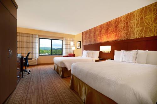 奥尼昂塔奥尼昂塔万怡酒店的酒店客房设有两张床和窗户。