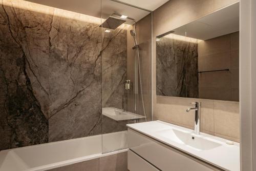 略夫雷加特河畔奥斯皮塔莱特Europa Apartments的一间带水槽和镜子的浴室