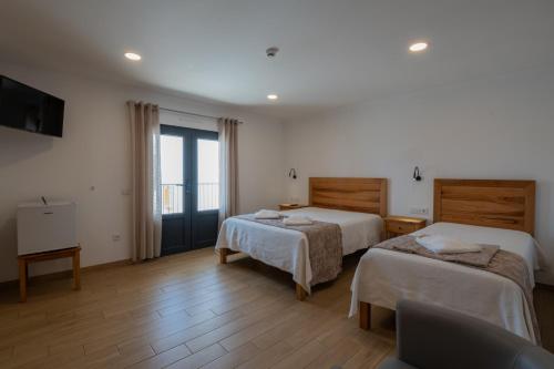 米尔芳提斯城Sol da Vila的酒店客房设有两张床和电视。