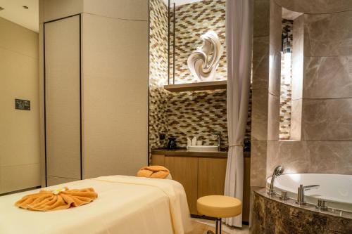 西安西安海荣JW万豪酒店的一间带床、浴缸和水槽的浴室
