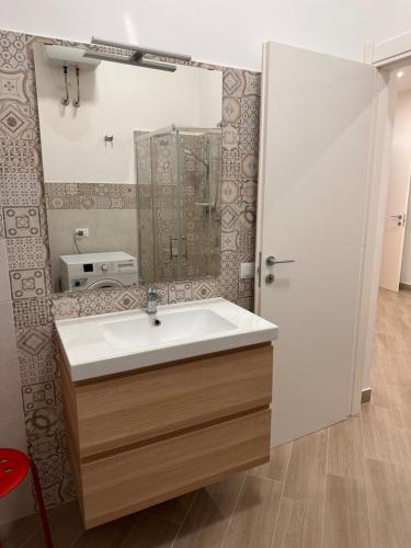 特拉帕尼Casa AnnaBella的一间带水槽和镜子的浴室