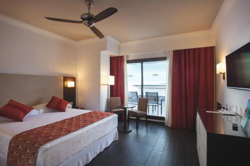 内尔哈Hotel Riu Monica - Adults Only的酒店客房设有一张床和一个阳台。