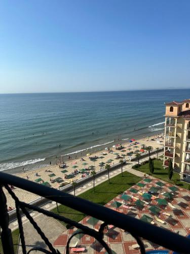 埃勒尼特Andalusia 2 Apartments的享有海滩美景,配有遮阳伞和海洋美景。