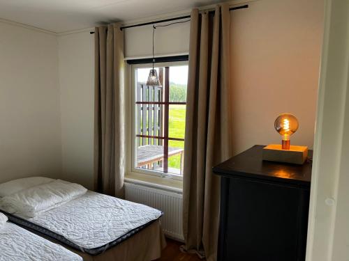 LjusnedalLjusnedal lägenhet med golf, paddel, fiske och skidåkning的一间卧室设有一张床和一个窗口