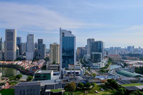 新加坡Peninsula Excelsior Singapore, A Wyndham Hotel的城市天际线,高楼,河流