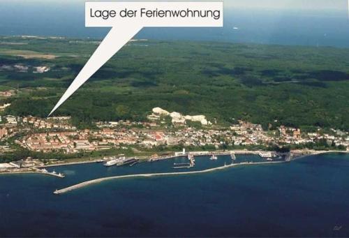 萨斯尼茨Ferienhaus Wagner的享有湖泊和城市的空中景致