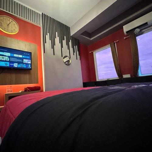 贝克西Patraland Urbano by Red Promo的卧室配有一张床,墙上挂着一个钟