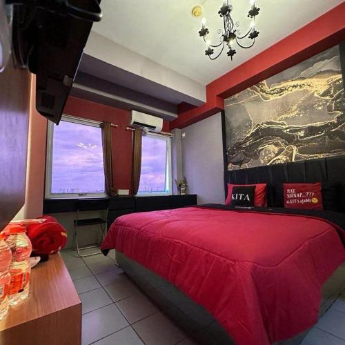 贝克西Patraland Urbano by Red Promo的一间卧室配有一张红色大床和吊灯。