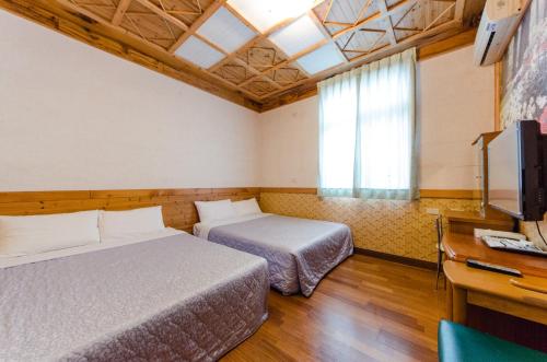 关山镇东篱房民宿的酒店客房设有两张床和电视。