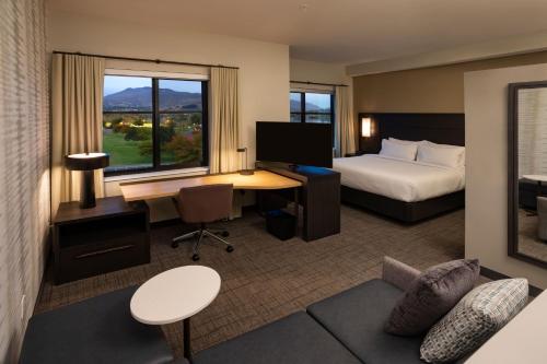 韦纳奇Residence Inn by Marriott Wenatchee的酒店客房配有一张床和一张带电脑的书桌