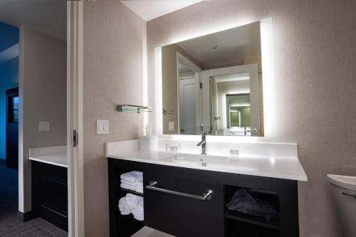 韦纳奇Residence Inn by Marriott Wenatchee的一间带水槽和镜子的浴室