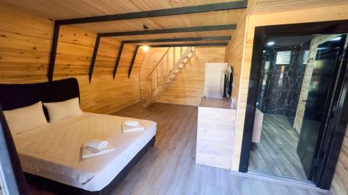 KumlucaAraz Wooden Concept的小木屋内的小房间,配有一张床