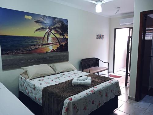 瓜鲁雅Refúgio BEM-TE-VI的一间卧室配有一张壁画床